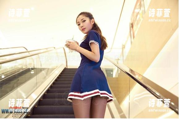 在化妆间的镜头前：爱丝图包一窥迷离舞姿