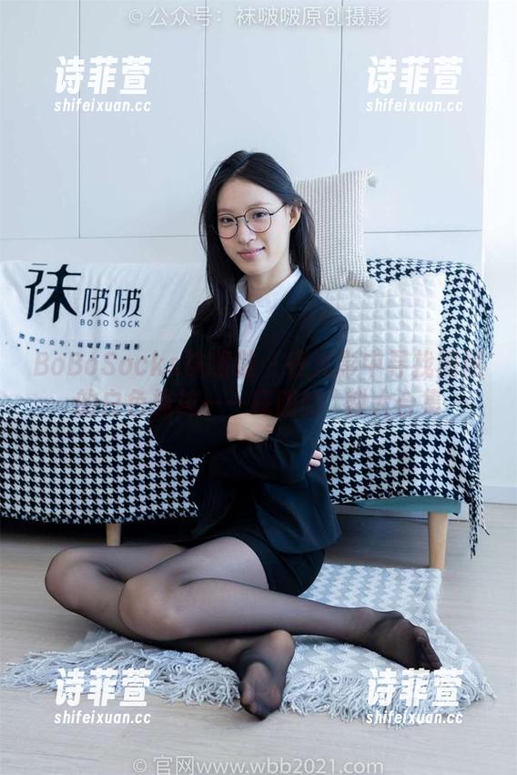 BoBoSocks袜啵啵 - 在光影中寻找熊熊的白色棉袜——踩脏的時刻大合集