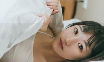 果团网呈现：在场下对决中，美女球迷的韧劲与光彩尽显