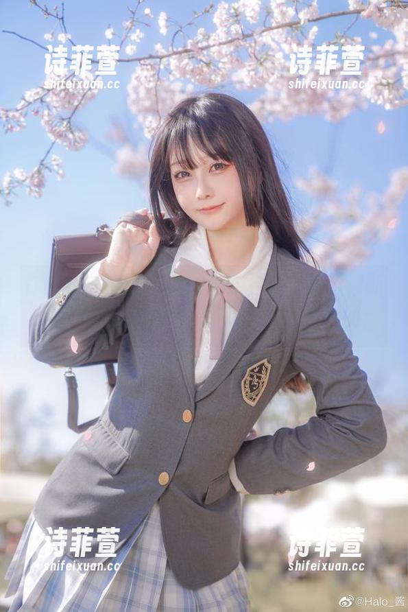你能相信Halo_酱的私拍会把“帕尔修斯”拍得这么接地气？啧啧，真有个性的！