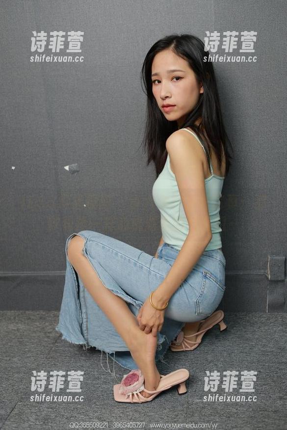 IESS异思趣向 - 小六穿丝全套写真：那些和我一样心机满满的看客们～