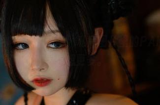 深邃的眼神与靡烟旗袍，私房图片里的PAKI酱能让你想更多。