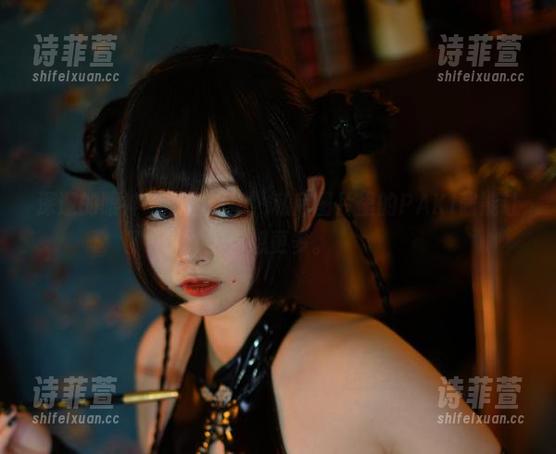 深邃的眼神与靡烟旗袍，私房图片里的PAKI酱能让你想更多。