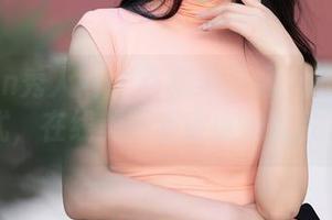 Xiuren秀人网 – 当糯美子遇上粉色条纹三点式，在线美图看来也是无敌了吧？