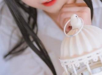 lovely呆玄修女：无圣光的瞬间，图片像是隐藏着未解的层次。