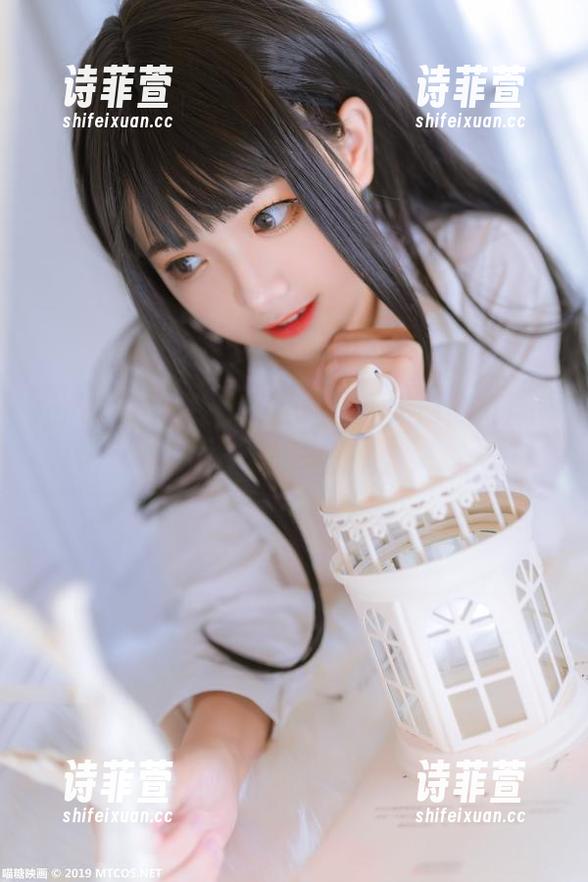 lovely呆玄修女：无圣光的瞬间，图片像是隐藏着未解的层次。