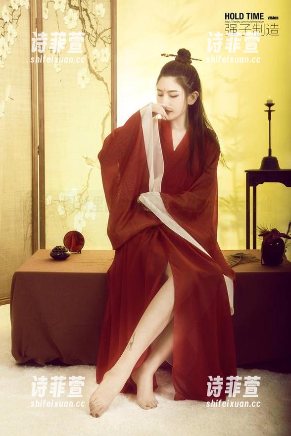 丽柜 - 图片里的王欣竹，穿上白色后是仙女还是女神？