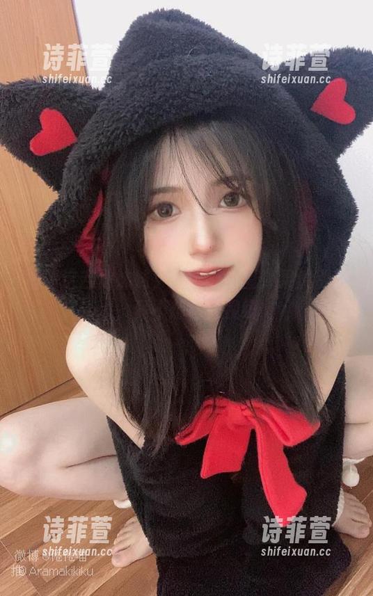 细看这吉他妹妹，倦倦喵的图库果然别致，竟不想移开视线