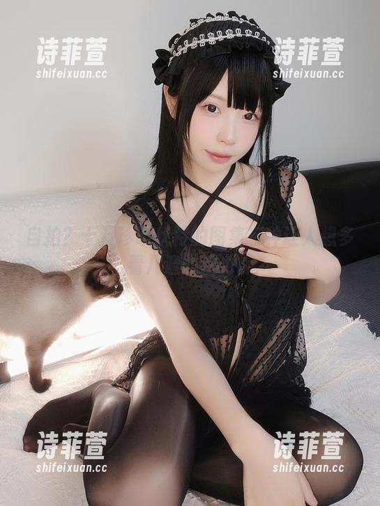 自拍？十万珍吱伏特的图集有种让人想多看几遍的魔力。