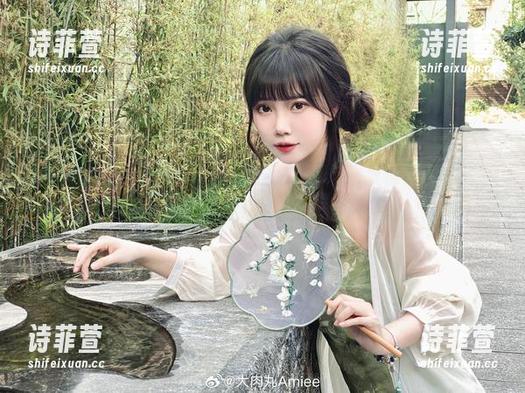 大肉丸Amiee的秘书图集上线啦！每一张都价格公道，送你免费的好心情！