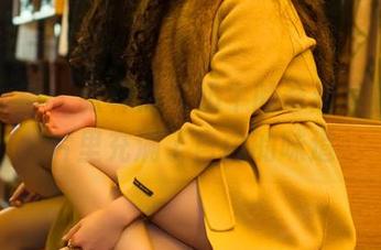 头条女神 – 张梓然与奶牛的奇趣写真，照片里充满了自由的味道