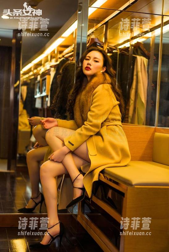 头条女神-张梓然 头条女神 - 张梓然与奶牛的奇趣写真,照片里充满了自由的味道