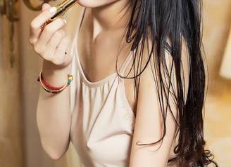 头条女神 – 竟然有人把裸足跟福利挂钩，陈怡曼的作品果然是个另类，哈哈，谁能猜到呢。