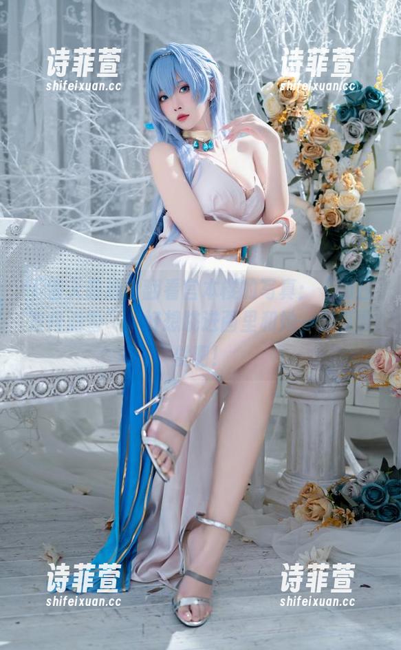 下雪天最适合翻看宫本樱的写真：“明日方舟鸿雪”，好想跳进画里和她一起打雪仗啊！