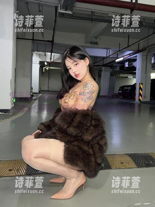 微密圈 - 泳池边的无圣光，果然是小优优子的绝佳舞台，这张图片不会让你失望！