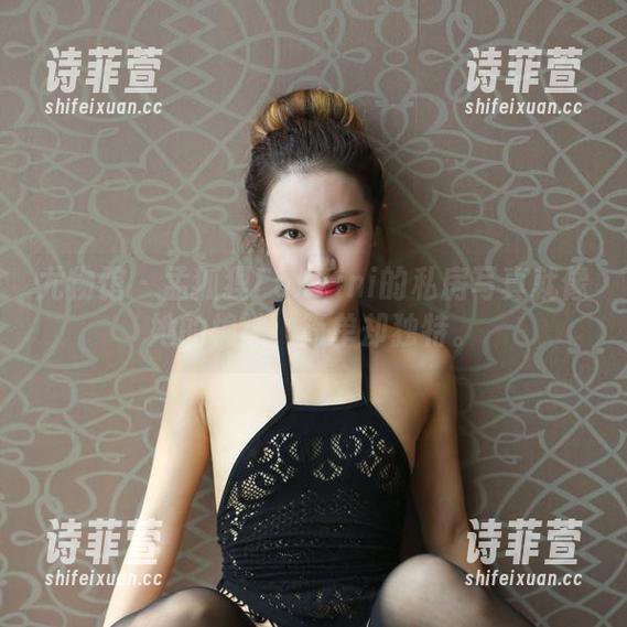 尤物馆-孟狐狸FoxYini 尤物馆 - 孟狐狸FoxYini的私房写真就像她的棉袜,简单却独特。