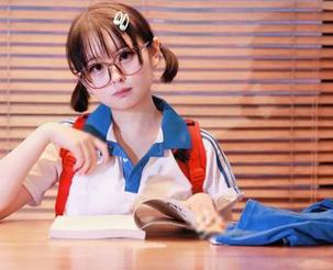 幼水铃衣带你回到那个只会吃泡面和打游戏的校园，精选图片从未如此真实！