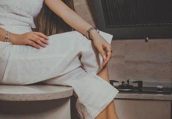 果团网 – 图集分享：蓝色礼服下的黄歆苑，你能想到的那个她又和我想的不一样。