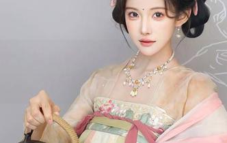 秀人网 – 徐微微mia的泳池合集：眼中泡泡与身影交错的图片