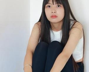 绮梦摄影 – 制服狂潮再来！月月的最新作品，静静看，别着急