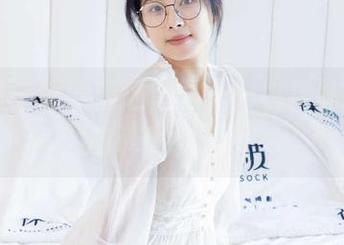袜啵啵 – 熊熊精选套图——白棉袜，那一抹简单的妩媚！