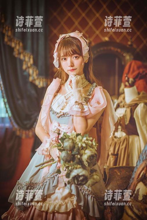 腰间若隐若现，陆卿卿kyokyo的写真出奇的卷入了裤里丝的漩涡。