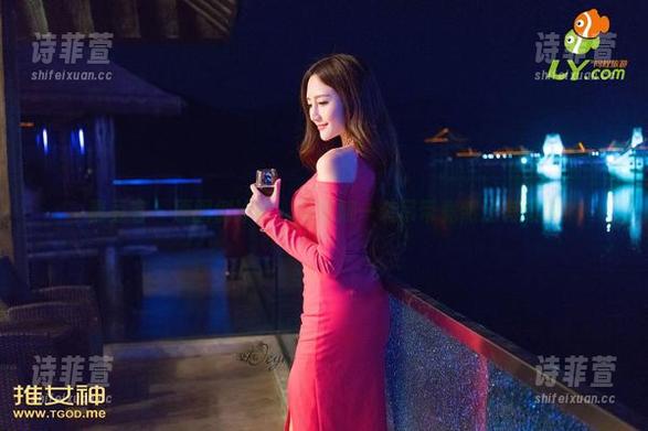 青豆客 - 原图倒计时：可蕊娜一袭吊带竟然还有腹肌