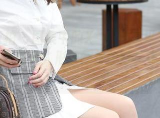 魔镜街拍 – 图集中的X冏！婷婷以寒风中的肉丝圣诞美人形象惊艳出门！不得不看！