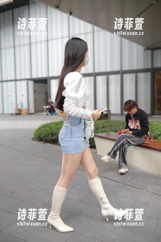 魔镜街拍-萌宝儿 魔镜街拍 - 资源更新——萌宝儿在商业广场耸动的身影,不得不说,哈哈镜真是神奇的存在!