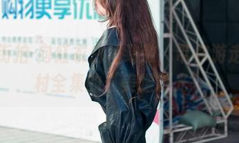 魔镜街拍-向红衣白裙致敬，带你游走于古村全集的“美腿时光”